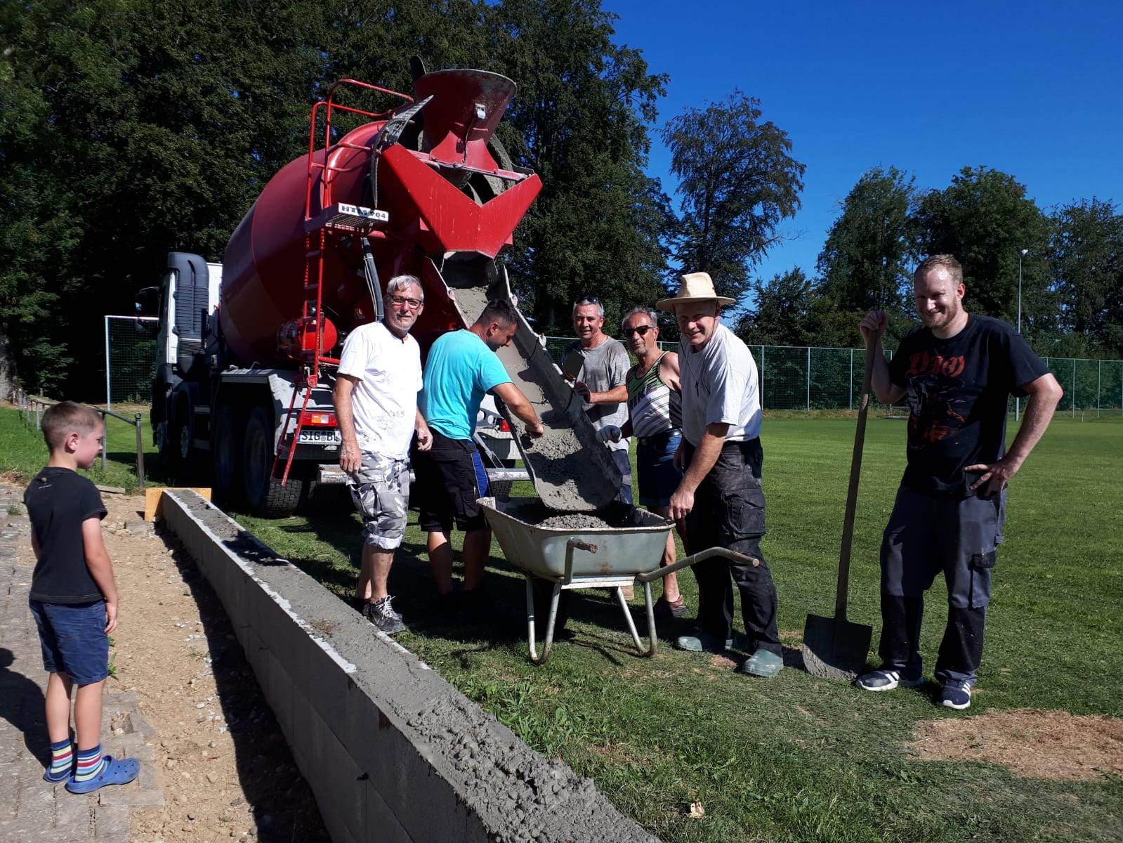 Projekt_Zaunbau_Betonieren_der_Mauer